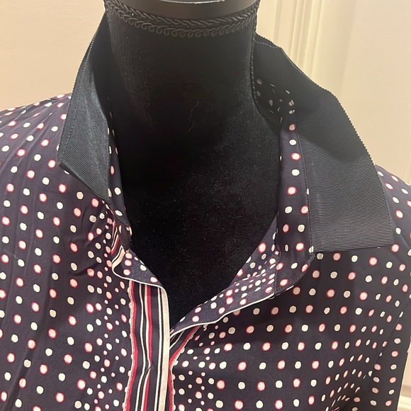 Stretch silk dark navy with double layer cross grain collar. Snap placket - Picture 3 of 9